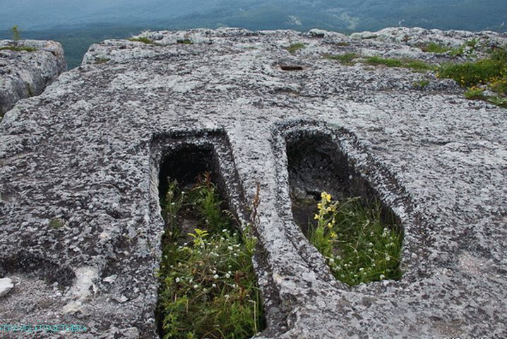 Grobovi v jamskem mestu Mangup-Kale. Krim.