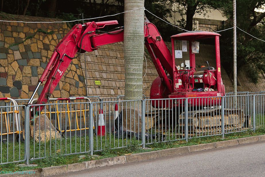 Mali kitajski bager, nameščen v ločilni trak