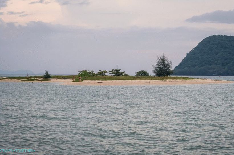 To je otok nasproti levega roba plaže, tu se lahko sprehajate po vodi ali okoli njega, na peskovitem ražnju.