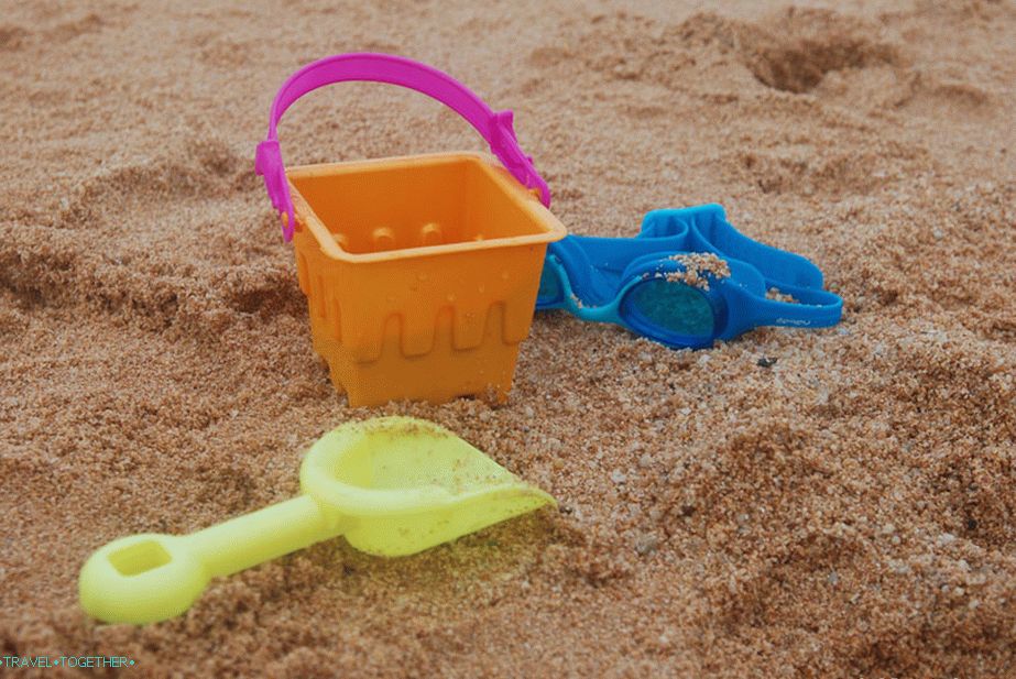 Pesek na plaži
