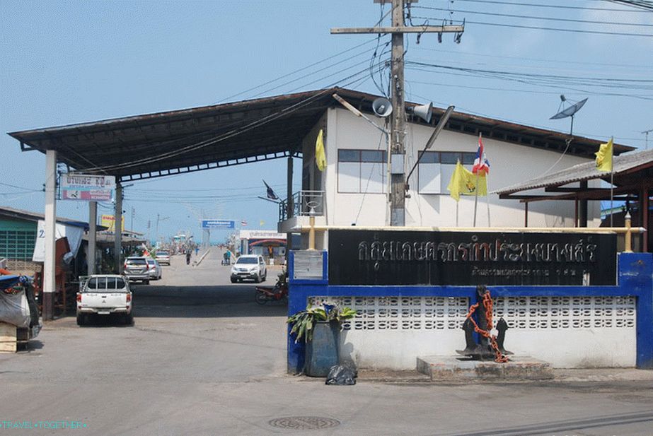 Južni konec plaže, pomoli