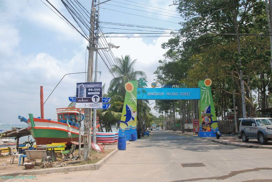 Ulična ulica do Bang Saraya na začetku plaže