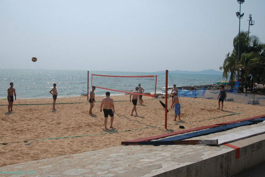 Odbojka na plaži nasproti parka Pattaya