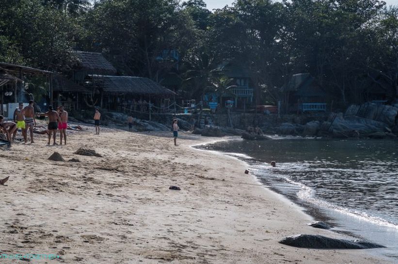 Pesek je precej gostih, skoraj ne zarezanih nog turistov