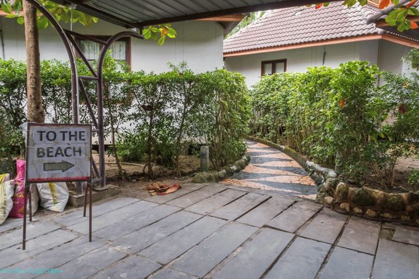 Sledi oznakam za plažo.