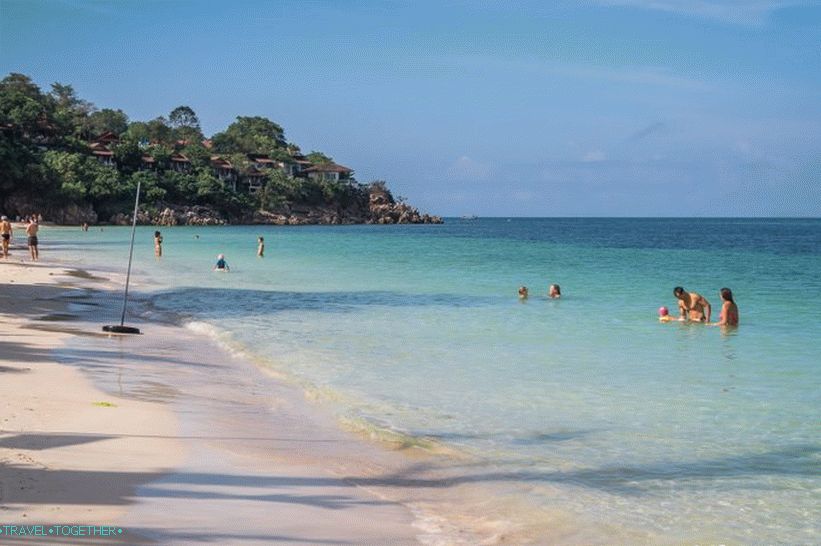 Levo od centra se plaža zaključi z resnimi pečinami