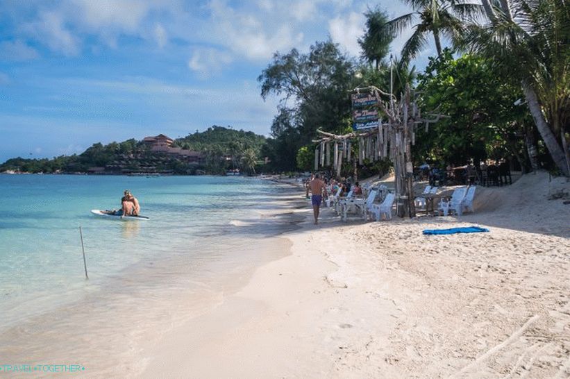 Restavracije se začnejo na desni. Vidite trakove v pesku? To je bila plaža, ki so jo čistili zgodaj zjutraj.