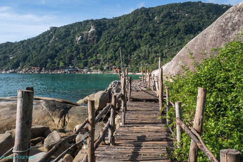 Most na levi strani plaže, ki vodi od koče Bambu Hut