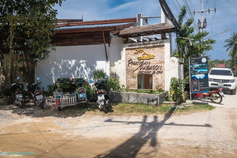 V bližini Phangan Paragona je priročno parkirišče in dostop do plaže Chao Pao.