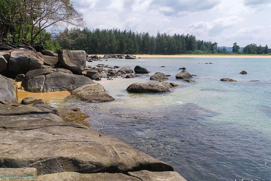 V daljavi si lahko ogledate divjo plažo na ozemlju vojaške baze