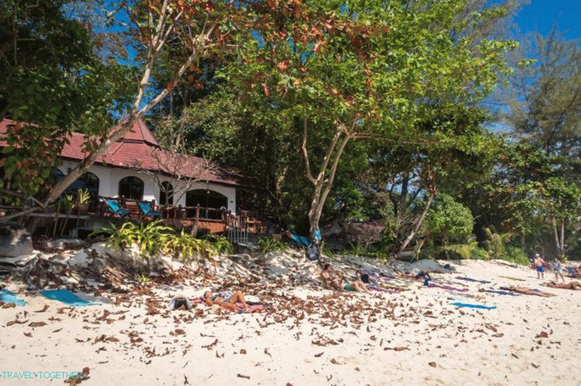 Velika plaža na Phi Phi Don - standardna turistična plaža
