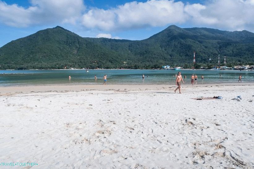 Pogled je naravnost - obzorje zapira sosednji rob plaže z gorami