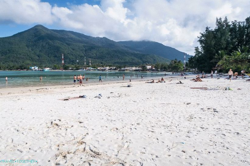 Malibu desno od mostu, v daljavi si lahko ogledate glavno plažo Chaloklam
