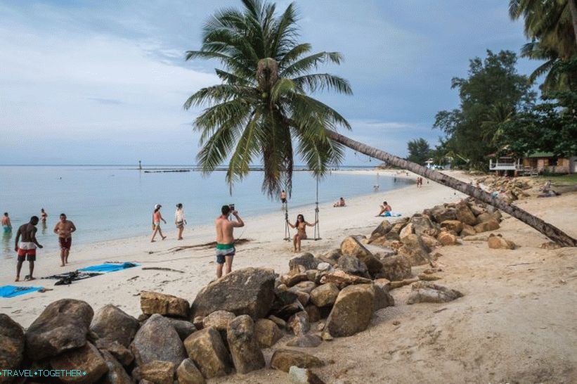 Plaža je ozka in nagnjena k zabrisovanju, zato je veliko kamnov in umetnih odsekov obale