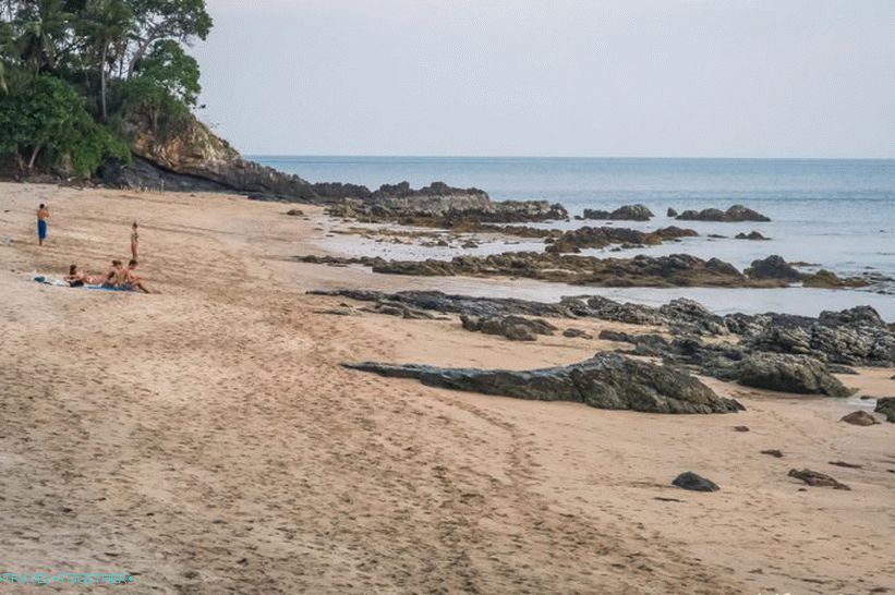 Nui Beach na Koh Lanti pri oseki