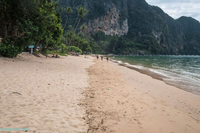 Pogled proti levi, proti pontonskemu mostu. Za hribom za pontonomom je plaža Ton Sai.