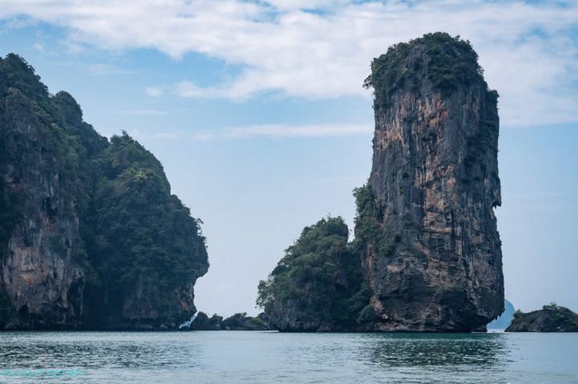 Plaža Centara je zadnja plaža, ki je dostopna pešcem na tem robu letovišča. Za skalami, Riley in štiri plaže: Riley East in West, Ton Sai in Phra Nang.