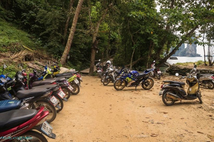 Parkiranje se nahaja čez reko od plaže Ao Nang