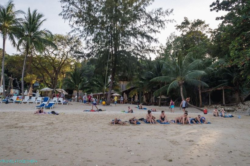 Celotna plaža v senci, čas - približno 17 ur