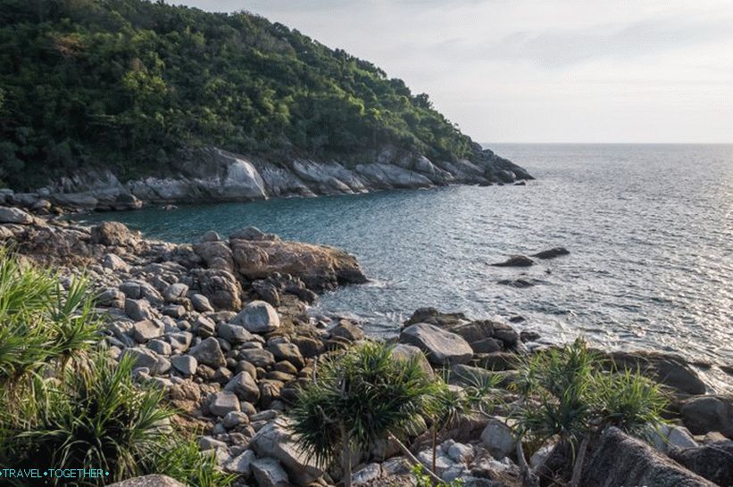 Za rtom na levi strani plaže ni življenja