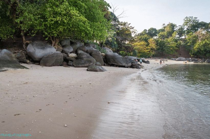 Levi pogled lahko vidite kamne, ki delijo plažo na dve polovici