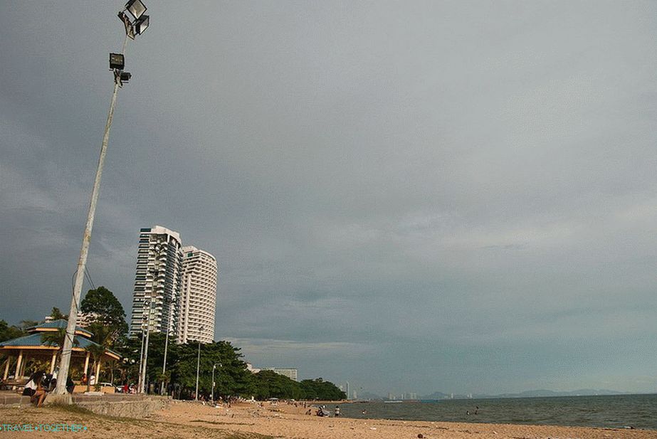 Pogled na plažo s severa