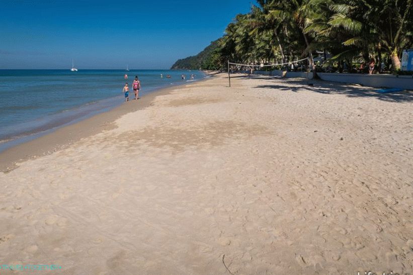 Bela peščena plaža v Koh Changu