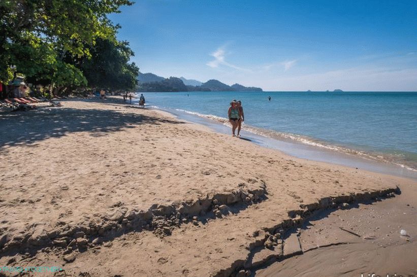Bela peščena plaža v Koh Changu