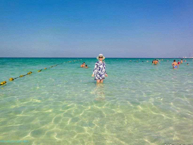 Tipična plaža v Sharjahu - čista, čista voda, nežen vhod