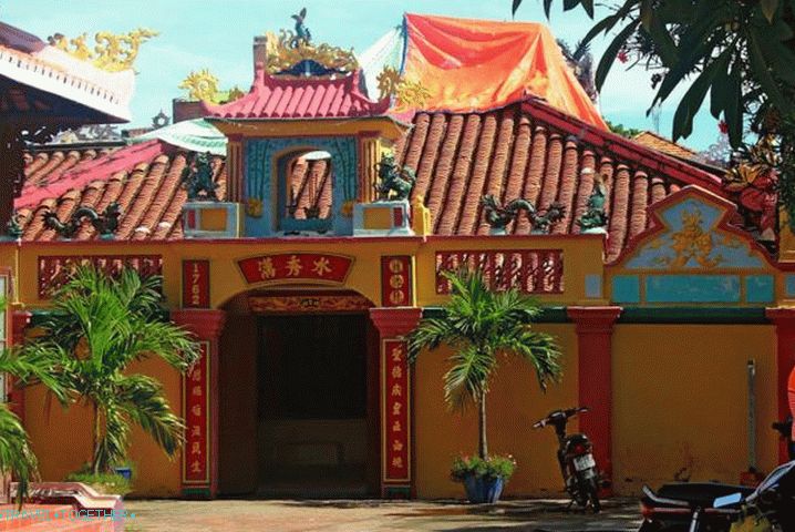 Tempelj kitov. Phan Thiet. Otroci