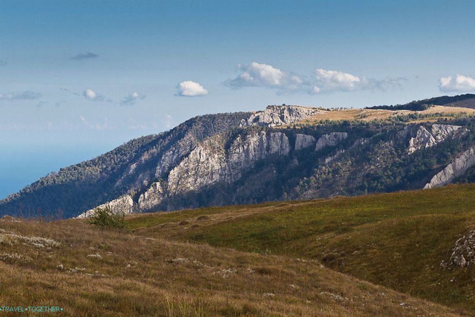 V daljavi sonce sije Demerdzhi yaylu