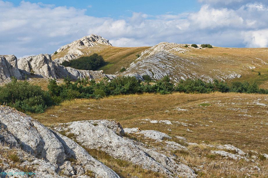 Kamnine štrlijo kot dva grebena mrtvih dinozavrov