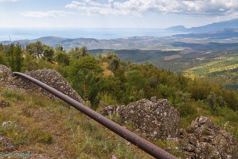 Voda iz izvira Suuk-Su teče navzdol za zalivanje vinogradov
