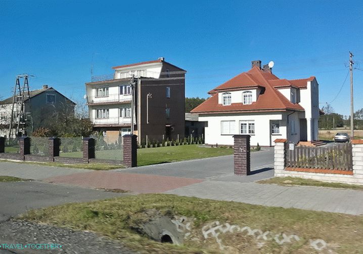 V predmestjih Poljske je večina hiš dobro vzdrževana in urejena