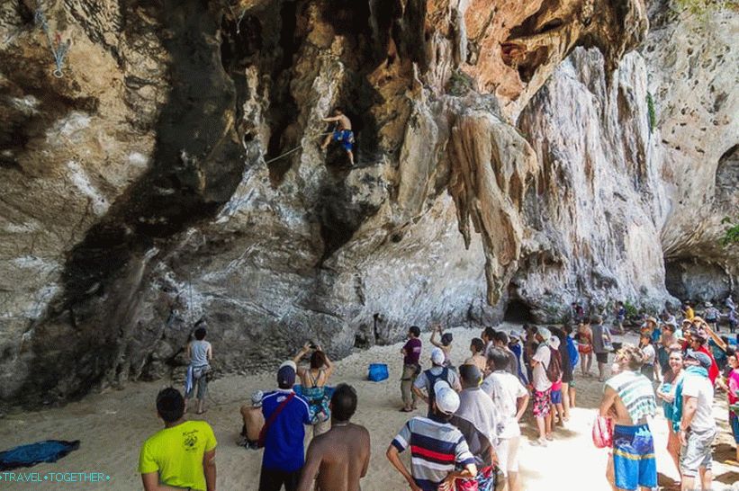 Na plaži Pranang so vsi zelo zainteresirani za nekaj plezalcev