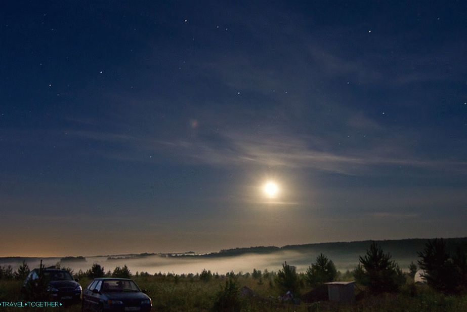 Luna sije nebo, vendar pa nekaj ne