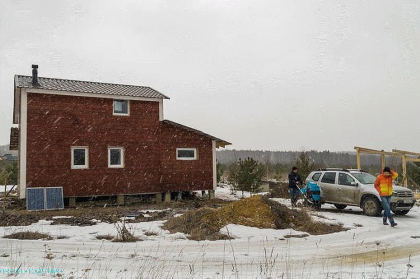 Hiša naših prijateljev, v notranjosti niso dali lepega strela, pravijo nered