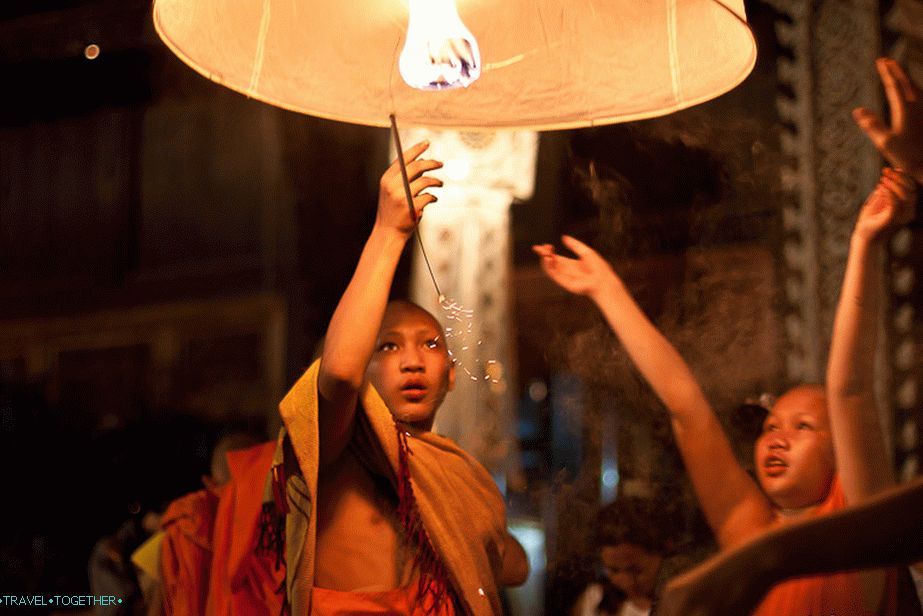 Otroci lansirajo luči na nebu - Loy Kratong in festival Yi Peng