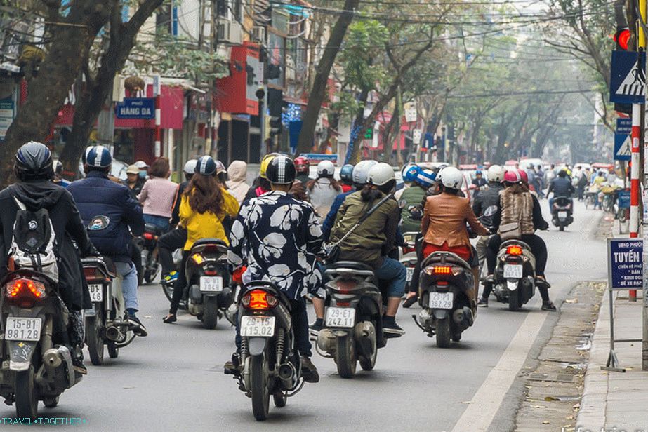 Splashy tok koles po ulici v Hanoju