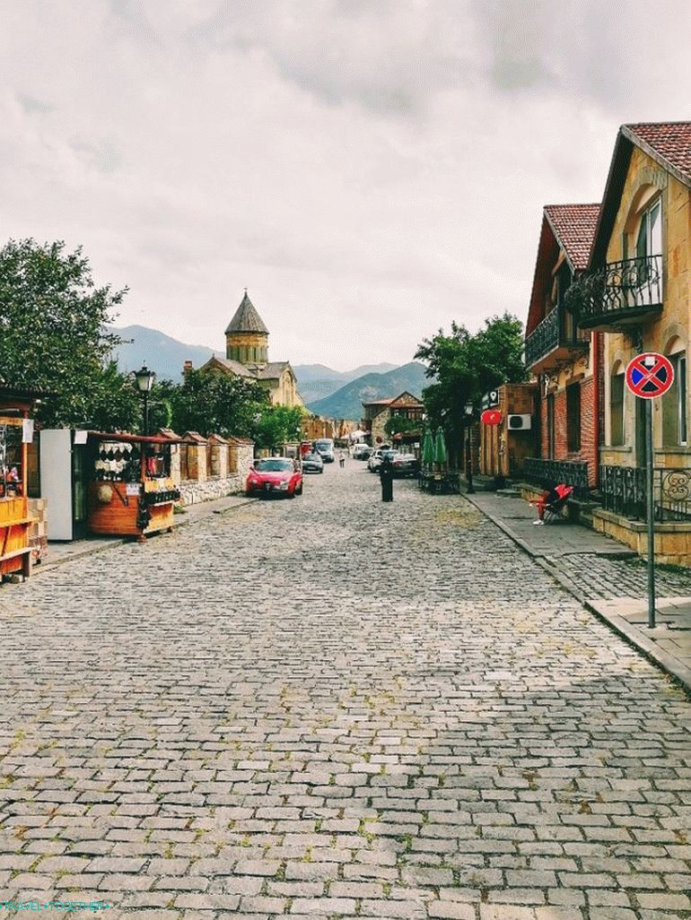 Ulica Mtskheta ob steni Svetitskhoveli