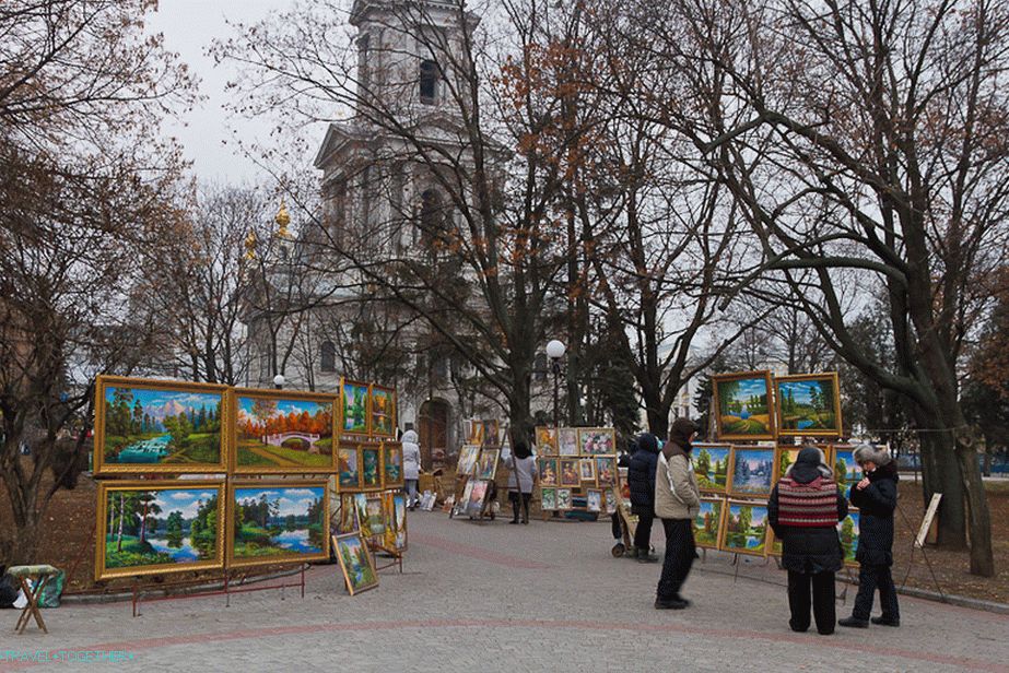 Vernissage v bližini katedrale Marijinega vnebovzetja