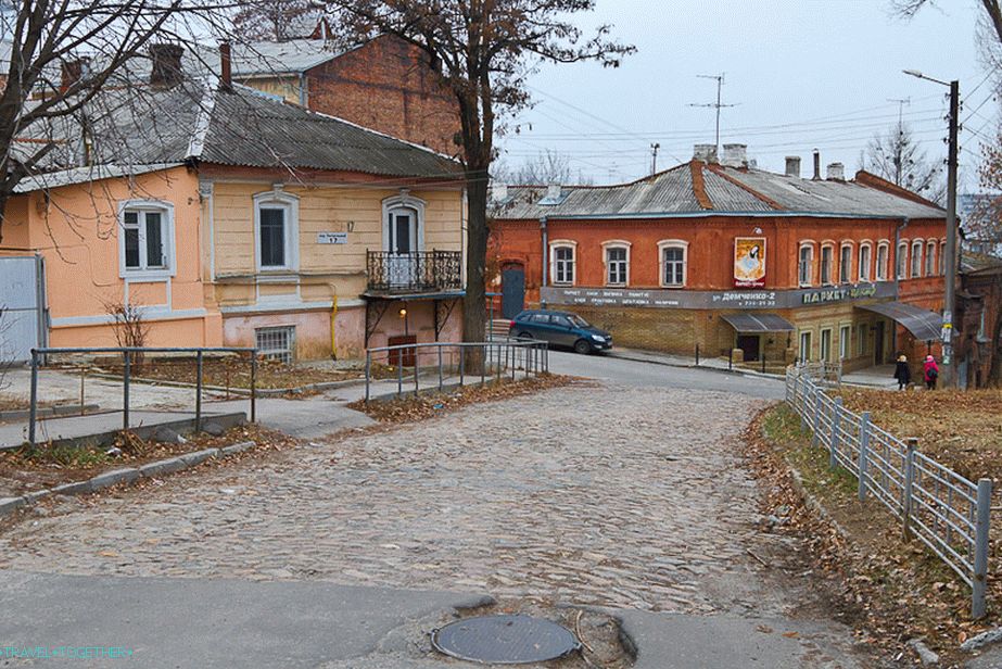 Lepa mala ulica, tlakovana s tlakovanimi kamni