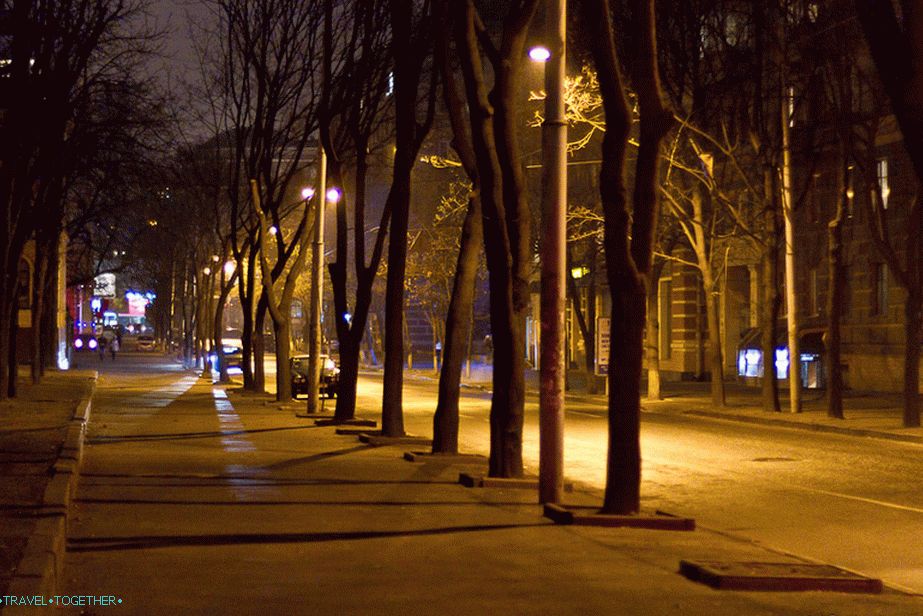 5 minut od postaje in nikogar na ulici