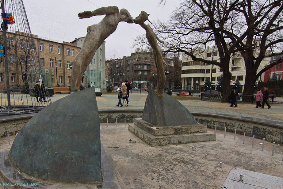 Spomenik ljubiteljem ali posušenim otrokom