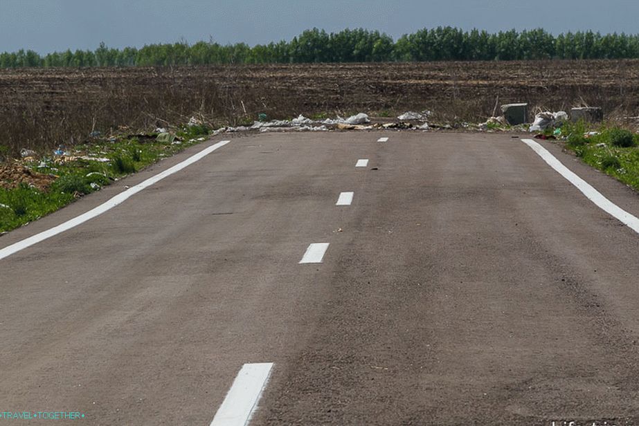 To ni vzletno-pristajalna steza, to je psevdo-parkirišče z odpadki