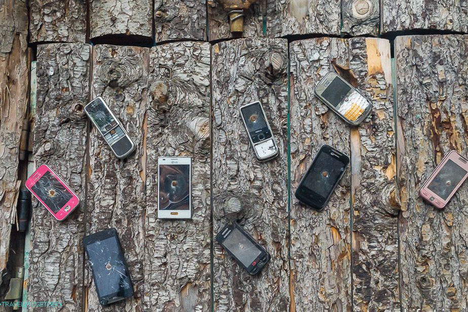 Telefoni, pritrjeni na vrata stranišča
