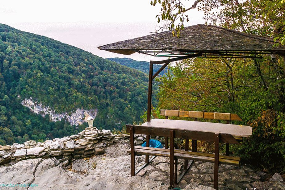 Celoletna kavarna v gorah na pečini in pogled