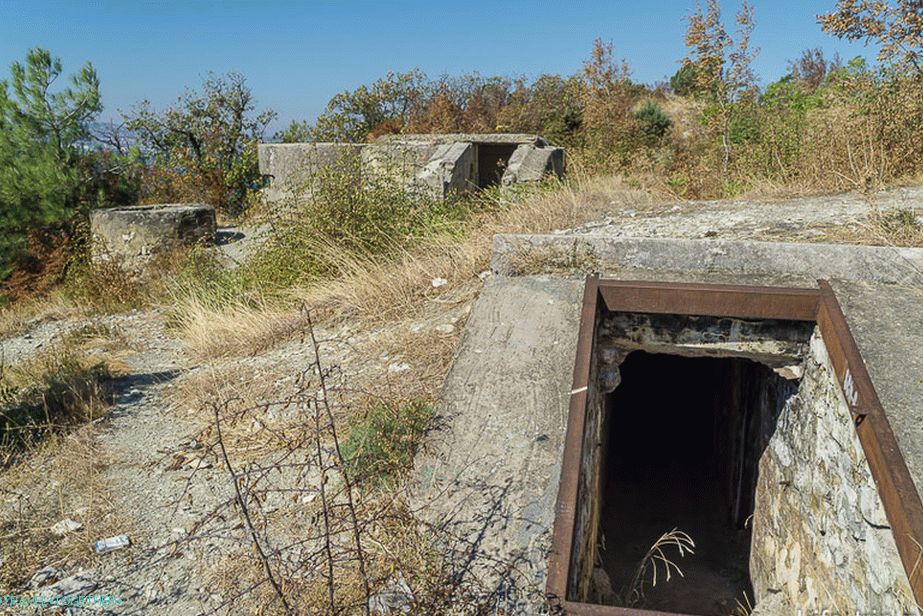 Uničene vojaške zabojnike na progi