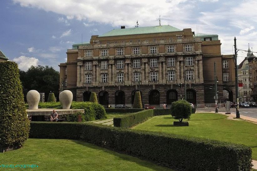 Karlova univerza