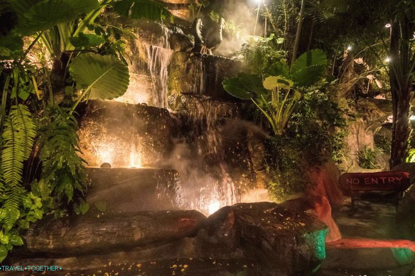 Restavracija Dino Park v Phuketu - hrana in tematski park